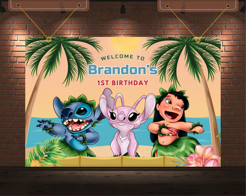 Puede incluir: Una pancarta de fiesta de cumplea&ntilde;os colorida con un tema tropical. La pancarta presenta el texto "Bienvenido a Brandon's 1er cumplea&ntilde;os" y tres personajes de dibujos animados: Stitch, Angel y Lilo. Los personajes llevan collares de flores y est&aacute;n de pie frente a una escena de playa.