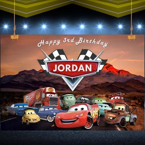 Puede incluir: Un tel&oacute;n de fondo con varios personajes de Cars con el texto "Happy 3rd Birthday JORDAN." El dise&ntilde;o incluye un paisaje monta&ntilde;oso y un emblema de bandera a cuadros.