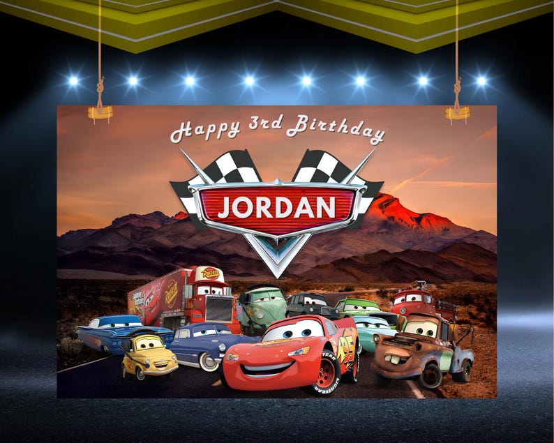 Puede incluir: Un tel&oacute;n de fondo con varios personajes de Cars con el texto "Happy 3rd Birthday JORDAN." El dise&ntilde;o incluye un paisaje monta&ntilde;oso y un emblema de bandera a cuadros.
