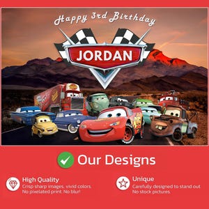 Puede incluir: Un dise&ntilde;o de cumplea&ntilde;os colorido con varios coches de dibujos animados, con el texto "Happy 3rd Birthday JORDAN" en la parte superior. El dise&ntilde;o incluye un emblema de bandera de carreras y un fondo de paisaje des&eacute;rtico.