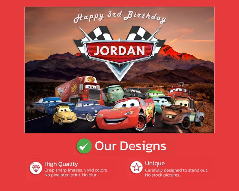 Puede incluir: Un dise&ntilde;o de cumplea&ntilde;os colorido con varios coches de dibujos animados, con el texto "Happy 3rd Birthday JORDAN" en la parte superior. El dise&ntilde;o incluye un emblema de bandera de carreras y un fondo de paisaje des&eacute;rtico.