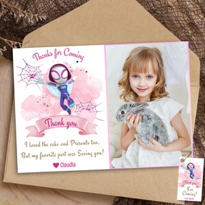 Puede incluir: Tarjeta de agradecimiento rosa y morada con un personaje de dibujos animados de una ni&ntilde;a ara&ntilde;a. La tarjeta incluye una foto de una ni&ntilde;a peque&ntilde;a sosteniendo un conejo. El texto de la tarjeta dice "Gracias por venir", "Gracias", "Me encant&oacute; el pastel y los regalos tambi&eacute;n. &iexcl;Pero mi parte favorita fue verte!" y "Claudia".