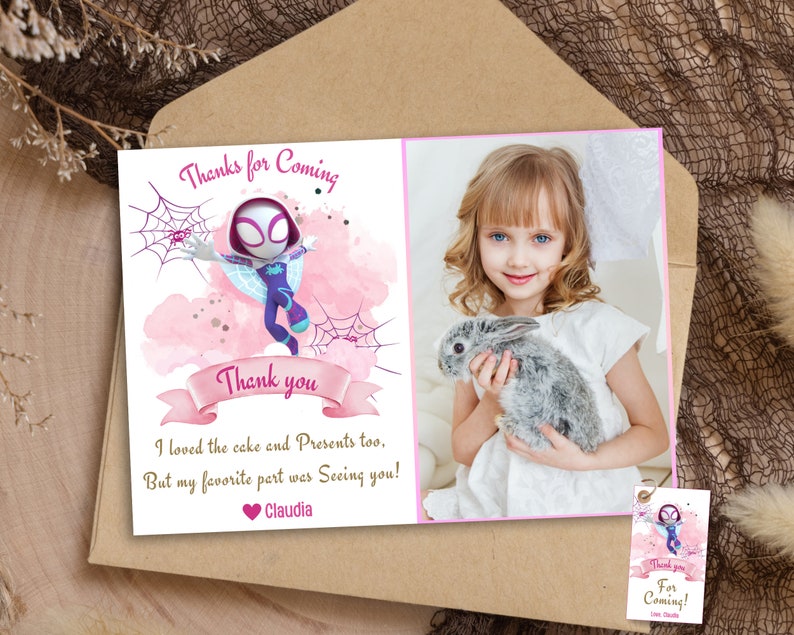 Puede incluir: Tarjeta de agradecimiento rosa y morada con un personaje de dibujos animados de una ni&ntilde;a ara&ntilde;a. La tarjeta incluye una foto de una ni&ntilde;a peque&ntilde;a sosteniendo un conejo. El texto de la tarjeta dice "Gracias por venir", "Gracias", "Me encant&oacute; el pastel y los regalos tambi&eacute;n. &iexcl;Pero mi parte favorita fue verte!" y "Claudia".