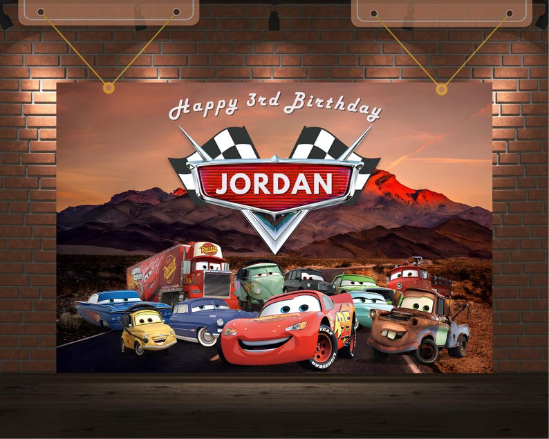 Puede incluir: Un banner de cumplea&ntilde;os con personajes de la pel&iacute;cula Cars, con el texto "Happy 3rd Birthday JORDAN". El fondo muestra un paisaje des&eacute;rtico con monta&ntilde;as y una puesta de sol. El banner incluye a Rayo McQueen y otros personajes de Cars.