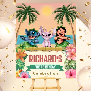 Puede incluir: Una invitaci&oacute;n de fiesta de cumplea&ntilde;os colorida con Stitch y Angel de Lilo & Stitch. La invitaci&oacute;n tiene un tema tropical con palmeras, flores y un oc&eacute;ano azul. El texto de la invitaci&oacute;n dice "Richard's First Birthday Celebration".