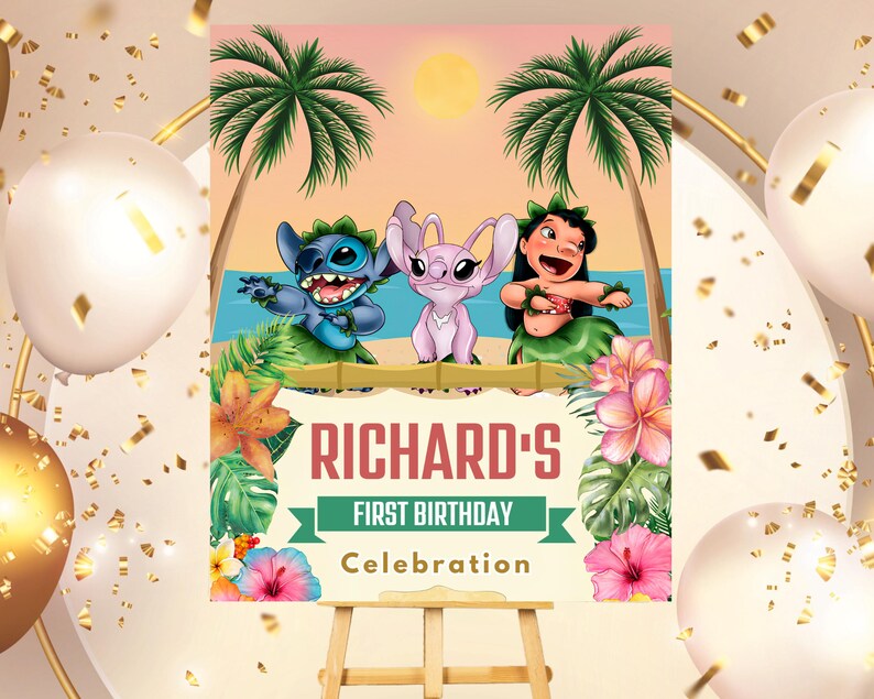 Puede incluir: Una invitaci&oacute;n de fiesta de cumplea&ntilde;os colorida con Stitch y Angel de Lilo & Stitch. La invitaci&oacute;n tiene un tema tropical con palmeras, flores y un oc&eacute;ano azul. El texto de la invitaci&oacute;n dice "Richard's First Birthday Celebration".
