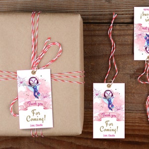 Puede incluir: Un conjunto de tres etiquetas de regalo rosas y blancas con un superh&eacute;roe de dibujos animados con un dise&ntilde;o de telara&ntilde;a. Las etiquetas tienen el texto "&iexcl;Gracias por venir! Con cari&ntilde;o, Claudia".
