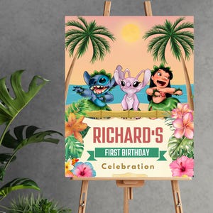 Puede incluir: Una colorida invitaci&oacute;n de fiesta de cumplea&ntilde;os con Stitch, Angel y Lilo de Lilo & Stitch de Disney. La invitaci&oacute;n tiene un tema tropical con palmeras, flores y un fondo de playa. El texto de la invitaci&oacute;n dice "Richard's First Birthday Celebration".