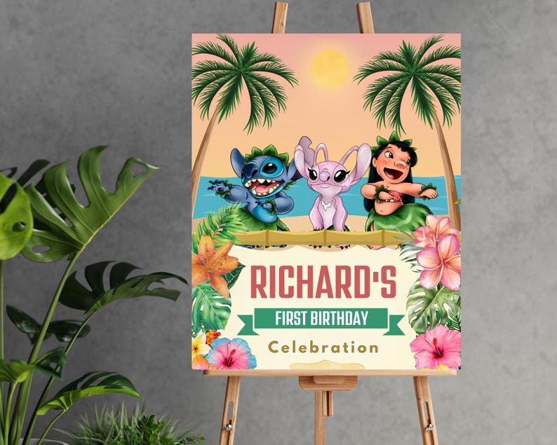 Puede incluir: Una colorida invitaci&oacute;n de fiesta de cumplea&ntilde;os con Stitch, Angel y Lilo de Lilo & Stitch de Disney. La invitaci&oacute;n tiene un tema tropical con palmeras, flores y un fondo de playa. El texto de la invitaci&oacute;n dice "Richard's First Birthday Celebration".