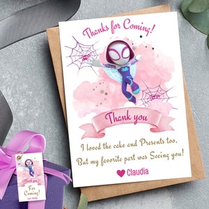 Puede incluir: Tarjeta de agradecimiento rosa y blanca con una imagen de dibujos animados de Spider-Gwen. La tarjeta dice "&iexcl;Gracias por venir!" y "Gracias". El texto "Me encant&oacute; el pastel y los regalos tambi&eacute;n. Pero mi parte favorita fue verte!" est&aacute; escrito debajo de la imagen. La tarjeta est&aacute; firmada "Claudia".