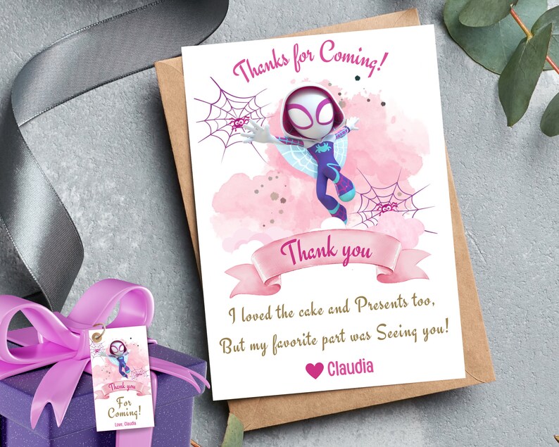 Puede incluir: Tarjeta de agradecimiento rosa y blanca con una imagen de dibujos animados de Spider-Gwen. La tarjeta dice "&iexcl;Gracias por venir!" y "Gracias". El texto "Me encant&oacute; el pastel y los regalos tambi&eacute;n. Pero mi parte favorita fue verte!" est&aacute; escrito debajo de la imagen. La tarjeta est&aacute; firmada "Claudia".