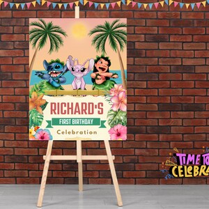 Puede incluir: Un cartel de fiesta de cumplea&ntilde;os rosa, azul y verde con un tema tropical. El cartel presenta a Stitch, Lilo y Angel de la pel&iacute;cula de Disney Lilo & Stitch. El cartel dice "Richard's First Birthday Celebration".
