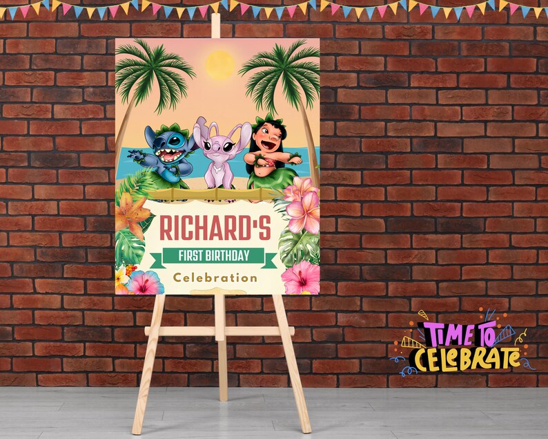 Puede incluir: Un cartel de fiesta de cumplea&ntilde;os rosa, azul y verde con un tema tropical. El cartel presenta a Stitch, Lilo y Angel de la pel&iacute;cula de Disney Lilo & Stitch. El cartel dice "Richard's First Birthday Celebration".