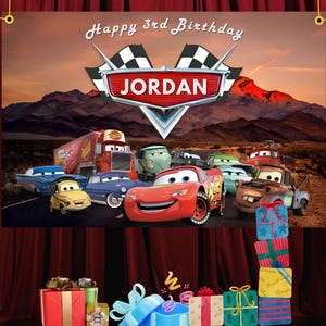 Puede incluir: Una pancarta de cumplea&ntilde;os con personajes de la pel&iacute;cula animada Cars. La pancarta dice "Happy 3rd Birthday JORDAN" e incluye im&aacute;genes de coches de carreras, camiones y un fondo de monta&ntilde;a. Regalos coloridos envueltos est&aacute;n apilados en primer plano.