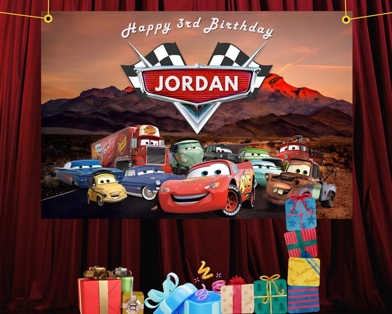 Puede incluir: Una pancarta de cumplea&ntilde;os con personajes de la pel&iacute;cula animada Cars. La pancarta dice "Happy 3rd Birthday JORDAN" e incluye im&aacute;genes de coches de carreras, camiones y un fondo de monta&ntilde;a. Regalos coloridos envueltos est&aacute;n apilados en primer plano.