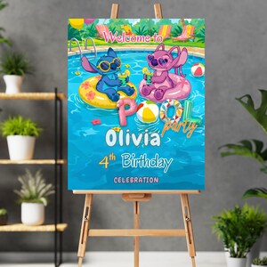 Puede incluir: Un colorido letrero de fiesta en la piscina sobre un caballete. El letrero presenta personajes de dibujos animados en una piscina con las palabras "Welcome to Pool Party" y "Olivia 4th Birthday Celebration". El fondo muestra una escena de piscina.