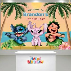 Puede incluir: Una pancarta de cumplea&ntilde;os colorida con un tema tropical con Stitch y Angel de Lilo & Stitch. La pancarta dice "Bienvenido a Brandon's 1er cumplea&ntilde;os".
