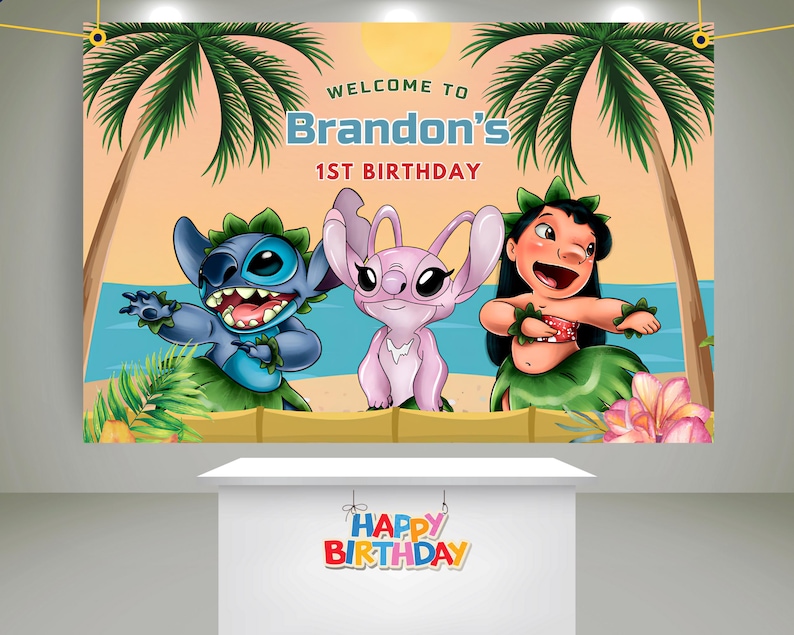 Puede incluir: Una pancarta de cumplea&ntilde;os colorida con un tema tropical con Stitch y Angel de Lilo & Stitch. La pancarta dice "Bienvenido a Brandon's 1er cumplea&ntilde;os".