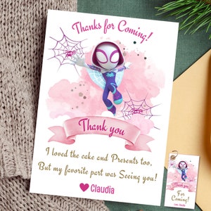 Puede incluir: Una tarjeta de agradecimiento rosa y blanca con una imagen de dibujos animados de una superhero&iacute;na femenina con un traje blanco y morado. El texto de la tarjeta dice "&iexcl;Gracias por venir!" y "Gracias". La tarjeta tambi&eacute;n incluye el texto "Me encant&oacute; el pastel y los regalos tambi&eacute;n, pero mi parte favorita fue verte!" y "Claudia".