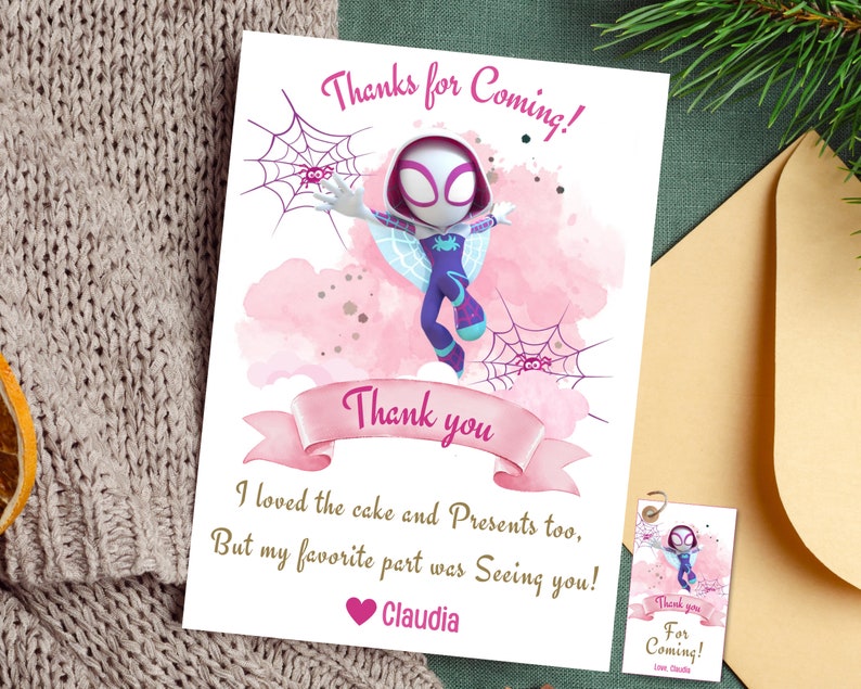 Puede incluir: Una tarjeta de agradecimiento rosa y blanca con una imagen de dibujos animados de una superhero&iacute;na femenina con un traje blanco y morado. El texto de la tarjeta dice "&iexcl;Gracias por venir!" y "Gracias". La tarjeta tambi&eacute;n incluye el texto "Me encant&oacute; el pastel y los regalos tambi&eacute;n, pero mi parte favorita fue verte!" y "Claudia".