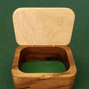 Scatola in noce e acero riccio con coperchio a cerniera