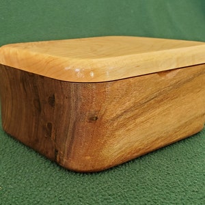 Scatola con coperchio a cerniera in noce e acero riccio