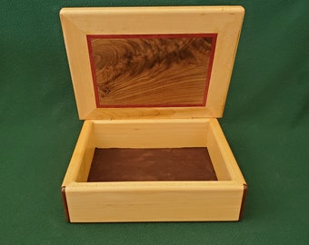 Doos van esdoorn, esdoorn en walnoot met paarse hartafwerking