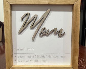 Mom Definition Zeichen, Mom Geschenk, Muttertagsgeschenk, Geschenkschild für Mom, lustiges Holz graviertes Schild für Mom, Home Dekoration, Geburtstagsgeschenk