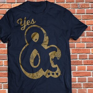 Stort et-tecken Ja och & Improviserad komedi T-shirt