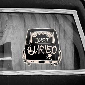 Puede incluir: Ilustración en blanco y negro de una carroza fúnebre con las palabras "Just Buried" escritas en la parte posterior. Un cráneo y huesos cruzados se encuentran debajo del texto.