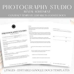 Op de afbeelding: Een witte Photography Studio Rental Agreement-sjabloon in Google Docs-formaat. Het document bevat de tekst "Photography Studio Rental Agreement" en "Contract Template Editable in Google Docs". De afbeelding toont drie pagina's.