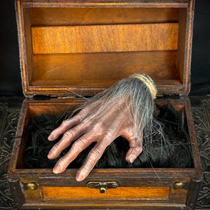 Die Monkey's Paw Prop Replica: Ein verwunschenes Artefakt, handgemachtes Horror Dekor