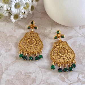 Pendientes de filigrana de oro con borla semipreciosa