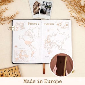 Op de afbeelding: Een open dagboek met een wereldkaart op de pagina's, voorzien van de tekst Places I visited, reistemples en een gouden metalen klem. Een ronde inzet toont een gesloten donkerbruin dagboek met een lederen kaft en goudkleurige randen.