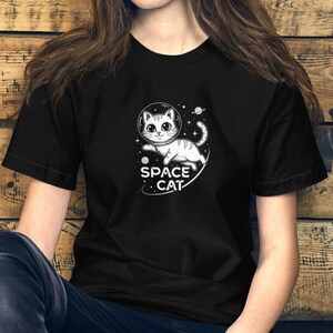 Katze im Weltraum Shirt, lustiges Katzen Tshirt, Grafik Retro Vintage T Shirt, Geschenk für sie, Katzenliebhaber Geschenk, lustiges Katzen T-Shirt