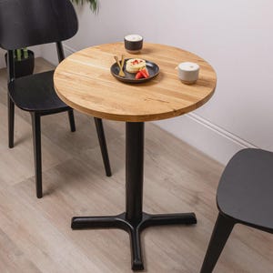 Runder Bistrotisch aus massiver Eiche, skandinavischer Couchtisch mit Sockel