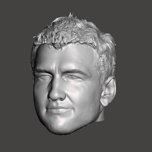 Könnte beinhalten: Eine in Graustufen gerenderte 3D-Büste eines menschlichen Kopfes. Der Kopf hat kurzes, strukturiertes Haar und einen neutralen Ausdruck. Die Beleuchtung erzeugt Schatten, die die Gesichtszüge definieren, einschließlich Augen, Nase und Mund. Der Hintergrund ist einfarbig dunkelgrau.