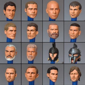 Puede incluir: Una cuadrícula de doce cabezas de figuras de acción realistas, cada una montada en un soporte azul. Las cabezas representan a varios personajes masculinos con diferentes peinados, vello facial y expresiones. Algunos son calvos, otros tienen el pelo corto y algunos tienen barba.