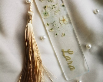 Personalized bookmark with small white flowers (item no. 1)