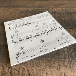 Partitions des années 50 | 20 - 6" x 6" feuilles de musique recto-verso | Journaux indésirables | Scrapbooking | Fabrication de cartes | Cartes ATC | Technique mixte | Collage
