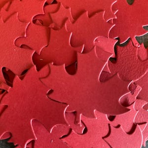 30 feuilles d'érable rouge découpées | Scrapbooking | Fabrication de cartes | Création d'étiquettes | Journaux indésirables | Confettis de fête | Bricolage pour la fête du Canada