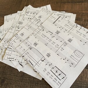 Partitions des années 50 | 20 - 6" x 6" feuilles de musique recto-verso | Journaux indésirables | Scrapbooking | Fabrication de cartes | Cartes ATC | Technique mixte | Collage