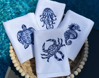 Set di 4 asciugamani da bagno in stile costiero, con ricami di tartarughe marine, granchi, cavallucci marini e meduse, in cotone turco, perfetti per arredare il bagno in una casa al mare.