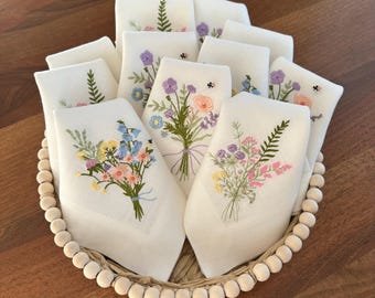 Set di tovaglioli di lino ricamati, tovaglioli con fiori di campo, decorazioni per la tavola di Pasqua, ricami botanici, matrimonio rustico, regalo per l'inaugurazione della casa