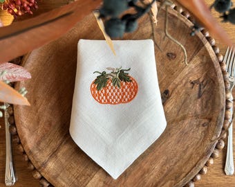 Tovaglioli di lino ricamati con zucche, perfetti per decorare la tavola del Ringraziamento e come regalo autunnale per chi ospita.