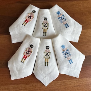 Servilletas de lino con diseño de Cascanueces: decoración navideña bordada y regalo para la anfitriona.