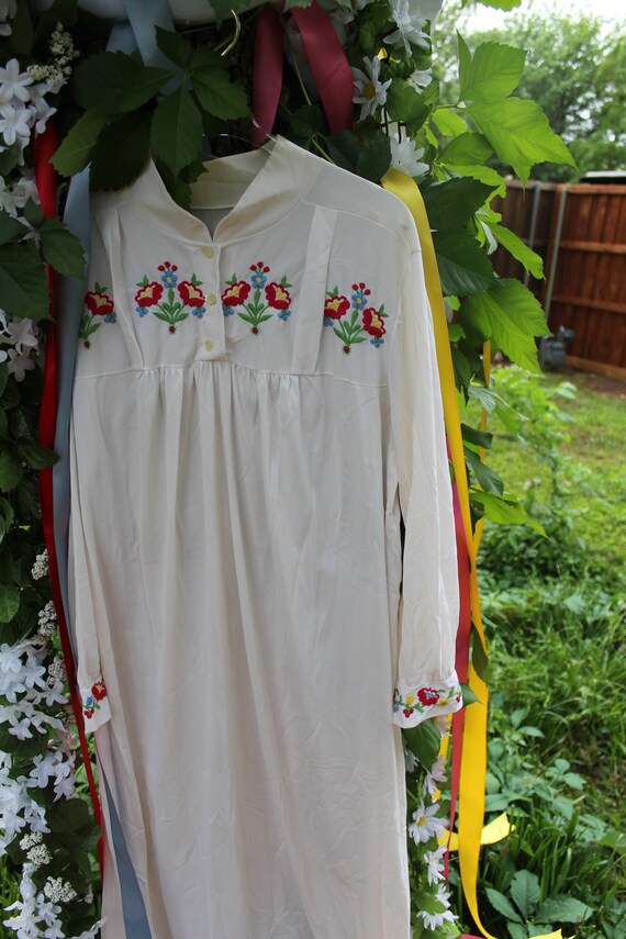 Vintage Embroidered Floral Night Gown / House Coa… - image 4
