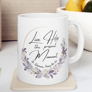 St. Gianna Molla Keramische mok &quot;Live Holy the Present Moment&quot;, (11oz, 15oz), katholieke heilige koffiemok, heilige quote mok, bevestigingscadeau