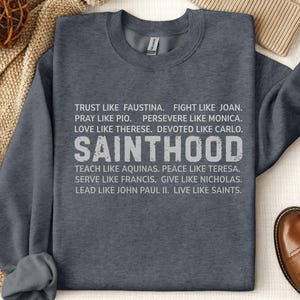 Moletom Sainthood Crewneck, Moletom Católico, Suéter de Santo, Camiseta Ladainha dos Santos, Moletom &quot;Viva como os Santos&quot;, Presente de Confirmação