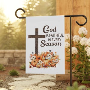 Bannière de jardin chrétienne automnale avec citrouilles et fleurs, décoration de Thanksgiving, décoration intérieure automnale chaleureuse, drapeau « Dieu est fidèle en toute saison ».